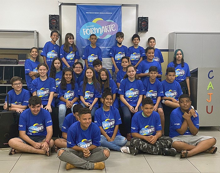 Projeto patrocinado pela Brasilux entrega camisetas a alunos do Caju de Matão (SP)