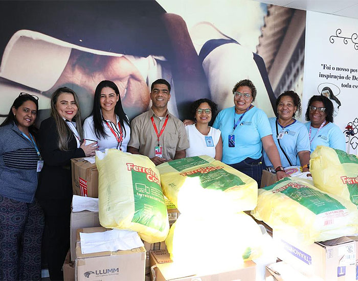 Ferreira Costa doa mil peças de roupas para Obras Sociais Irmã Dulce 