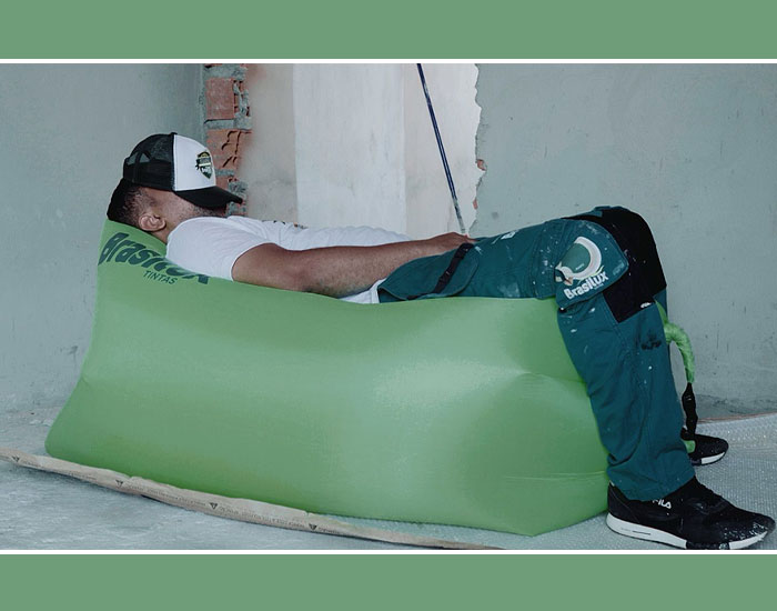 Para aumentar o bem-estar nas obras, Brasilux distribui sofá inflável para pintores