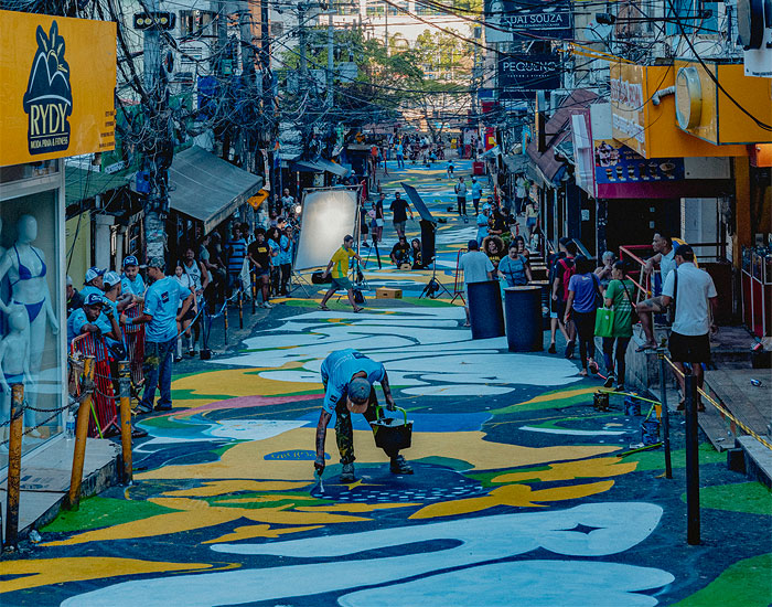 Coral resgata tradição das pinturas de rua e transforma a principal via da Rocinha 